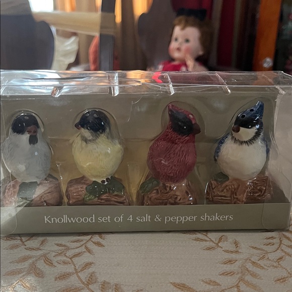 Bird Salt and Pepper Shaker Set - Multicolor beautiful still in box - Picture 3 of 4